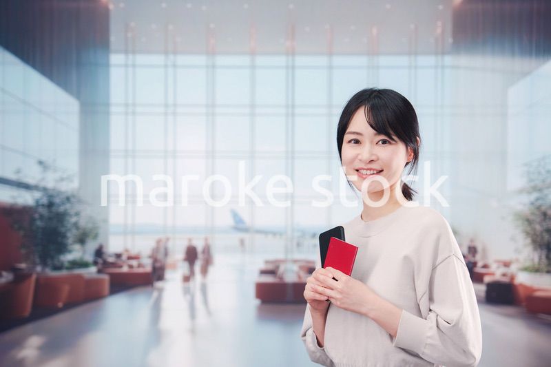 海外旅行に出発する若い女性