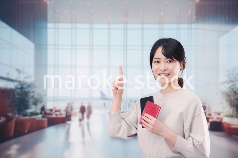 海外旅行に出発する若い女性