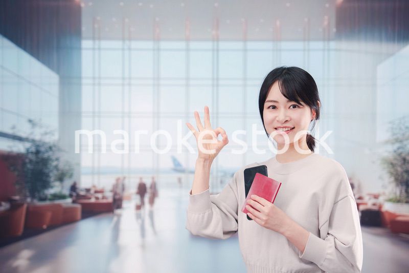 海外旅行に出発する若い女性