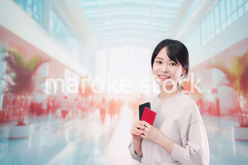 海外旅行に出発する若い女性