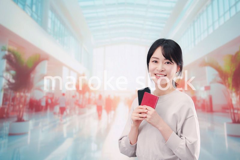 海外旅行に出発する若い女性