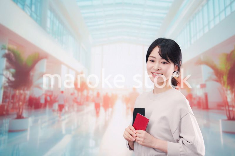 海外旅行に出発する若い女性