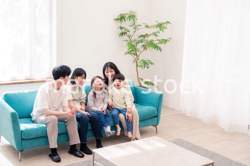 リビングでリラックスをするファミリー