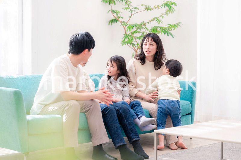 リビングでリラックスをするファミリー