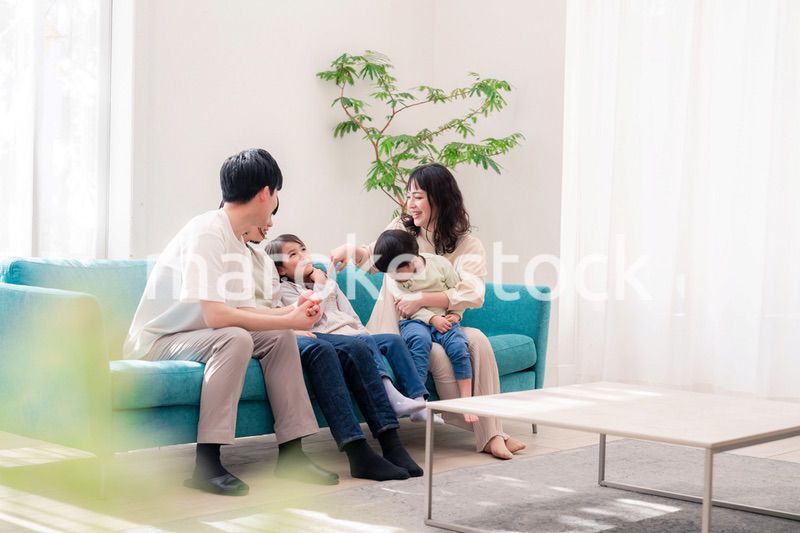 リビングでリラックスをするファミリー
