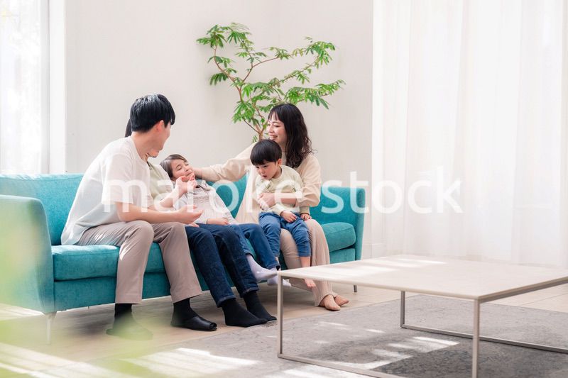 リビングでリラックスをするファミリー