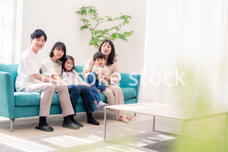 リビングでリラックスをするファミリー