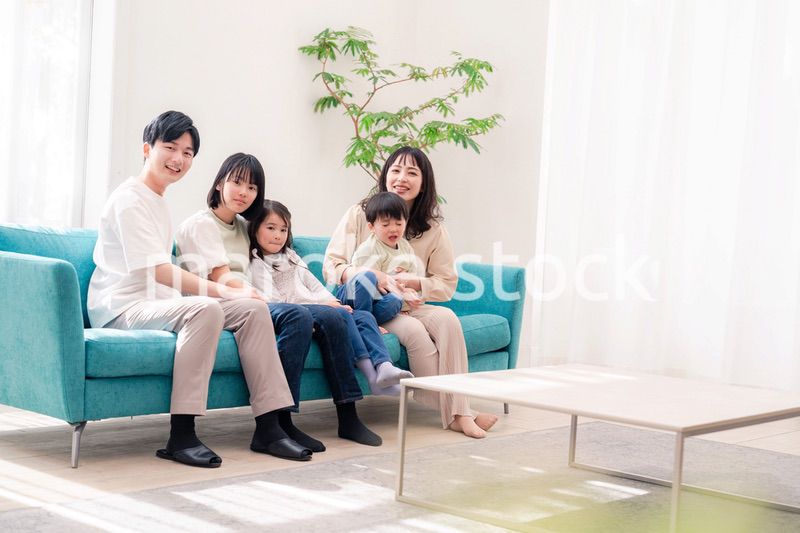 リビングでリラックスをするファミリー