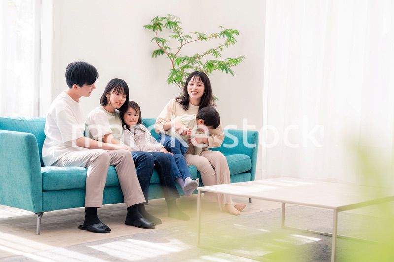 リビングでリラックスをするファミリー