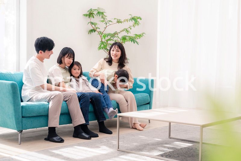 リビングでリラックスをするファミリー