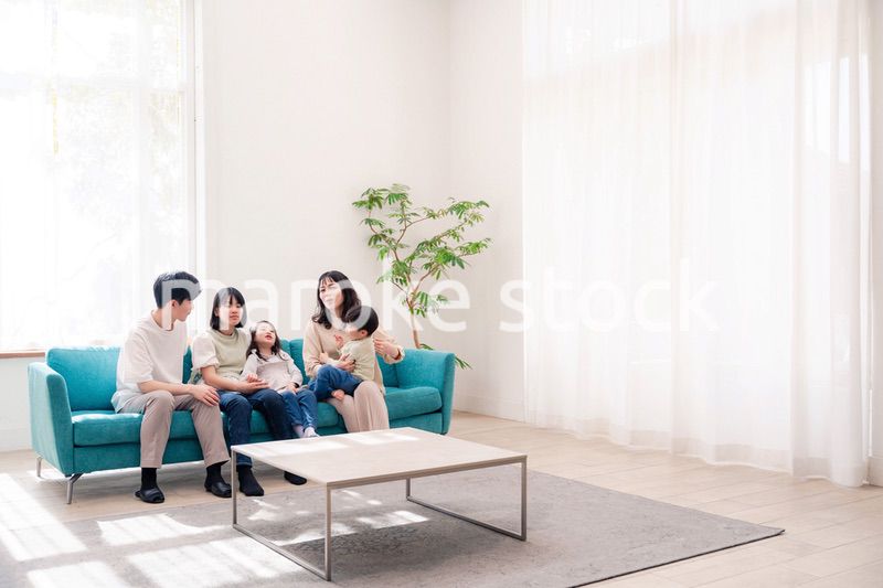 リビングでリラックスをするファミリー