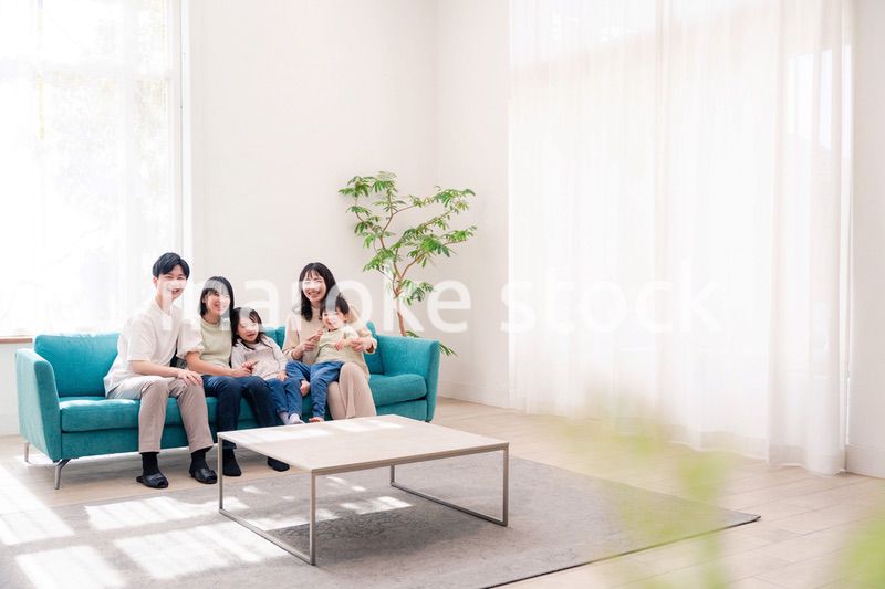 リビングでリラックスをするファミリー