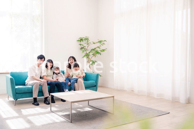 リビングでリラックスをするファミリー