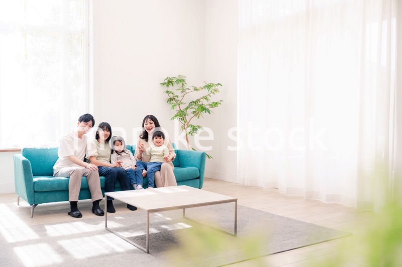 リビングでリラックスをするファミリー