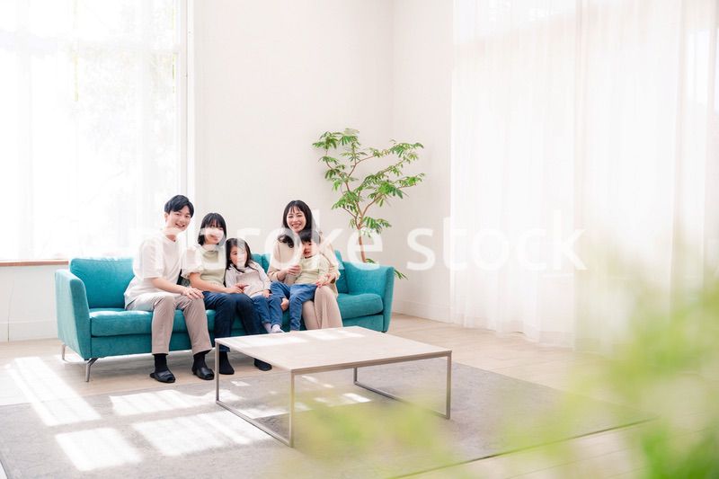 リビングでリラックスをするファミリー