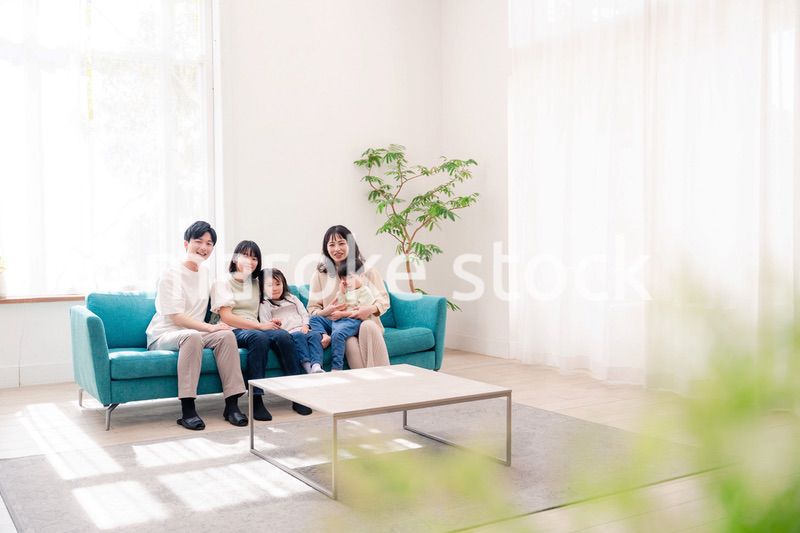 リビングでリラックスをするファミリー