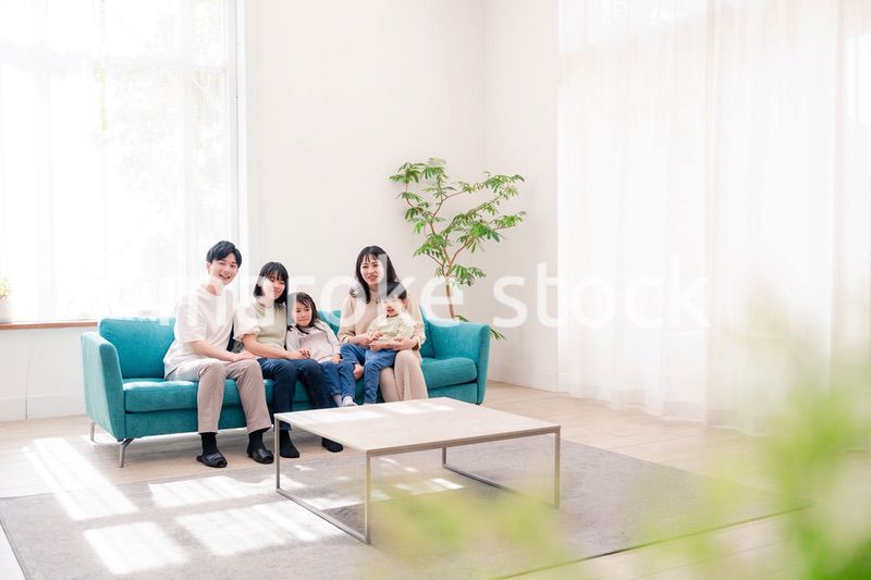 リビングでリラックスをするファミリー