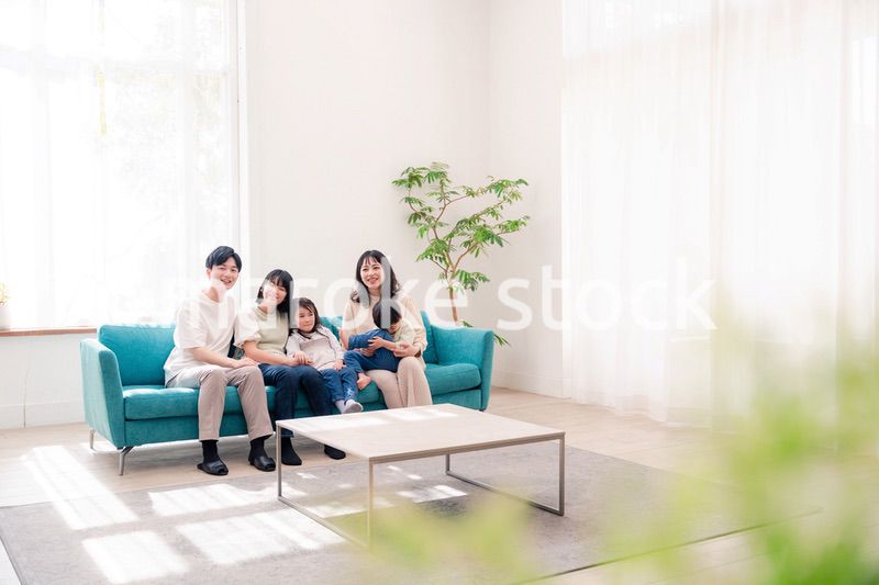 リビングでリラックスをするファミリー