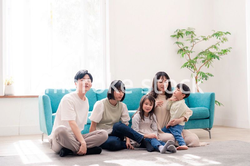 リビングでリラックスをするファミリー