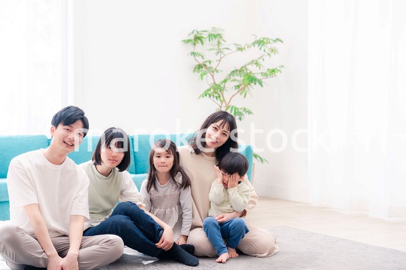 リビングでリラックスをするファミリー