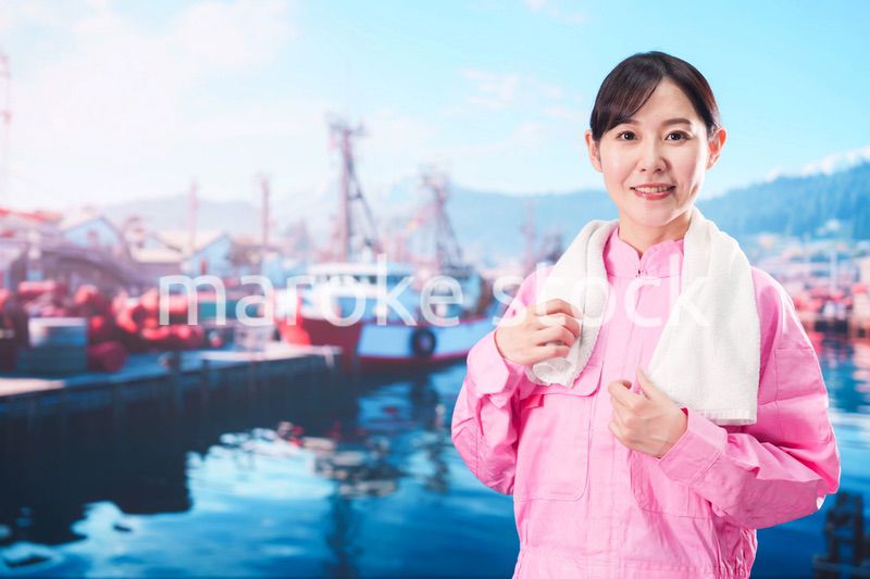 漁師として働く若い女性