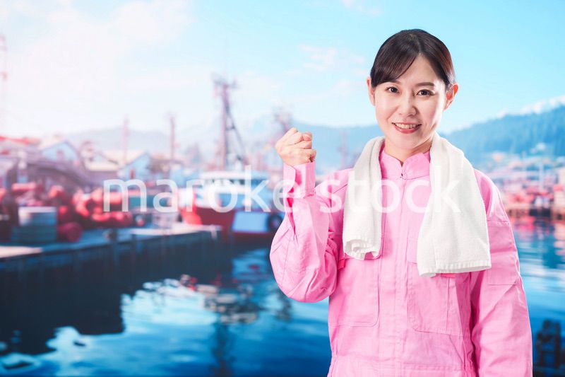 漁師として働く若い女性