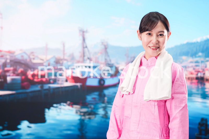 漁師として働く若い女性