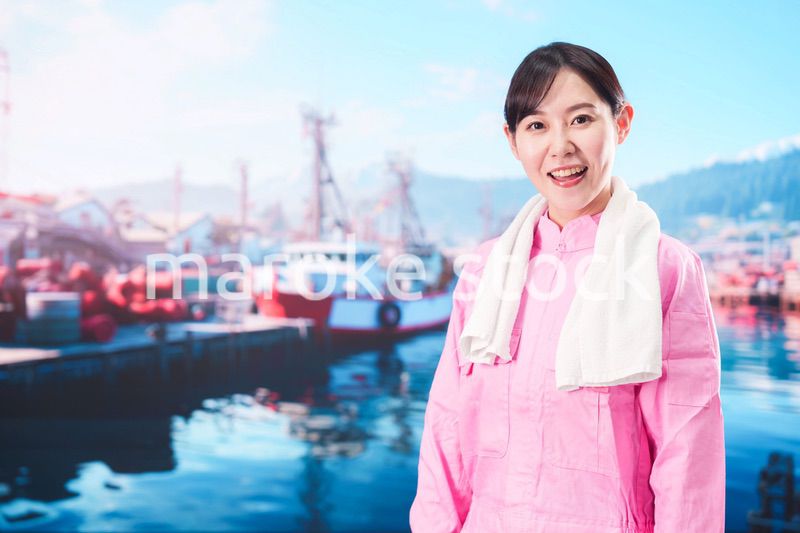 漁師として働く若い女性