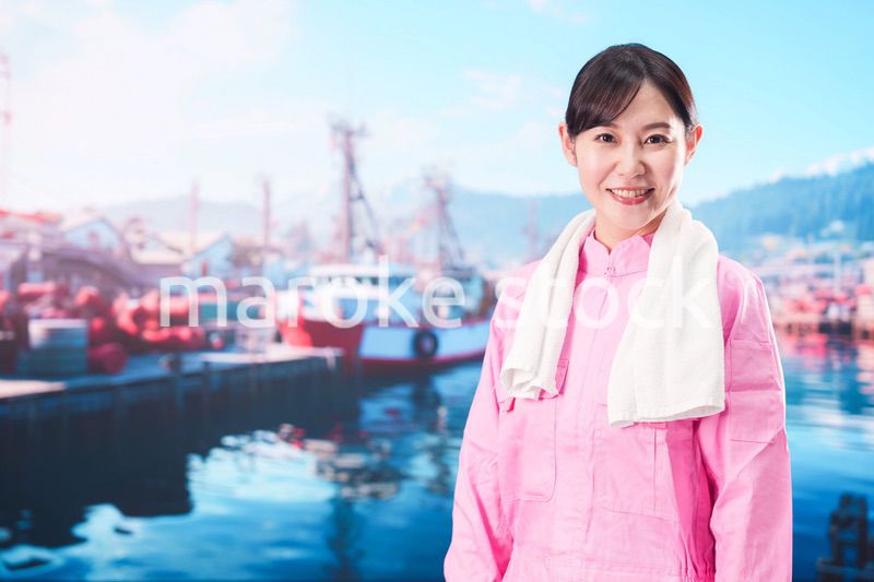 漁師として働く若い女性