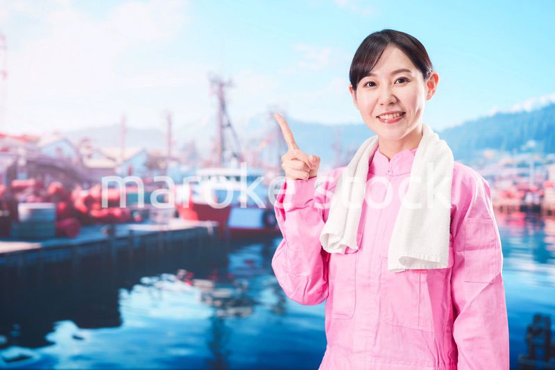 漁師として働く若い女性