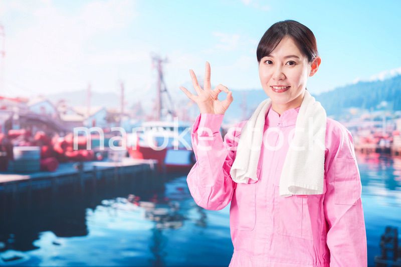 漁師として働く若い女性