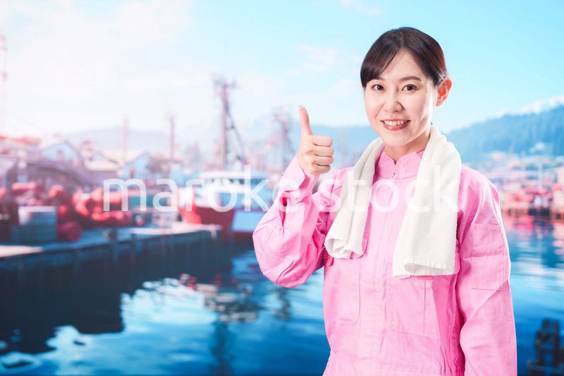 漁師として働く若い女性
