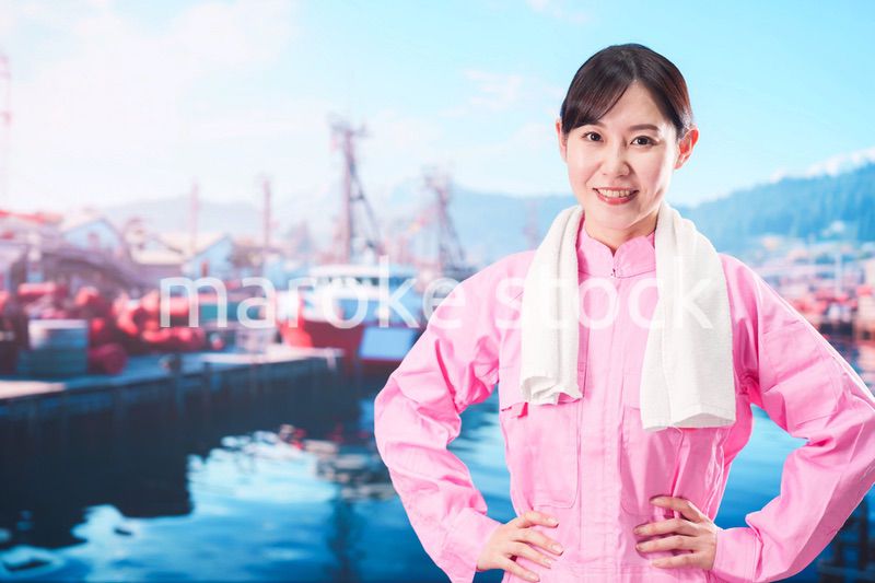 漁師として働く若い女性