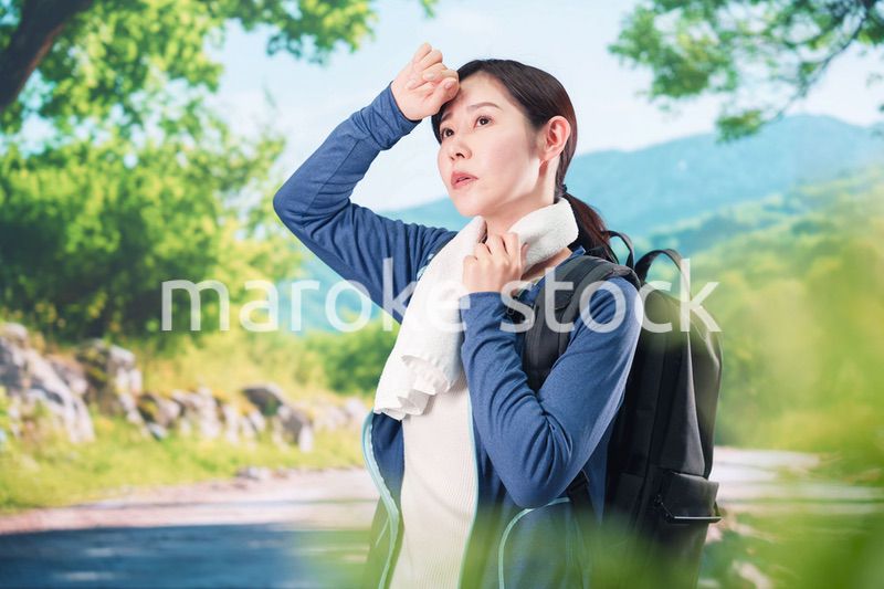 アウトドアでバテる若い女性