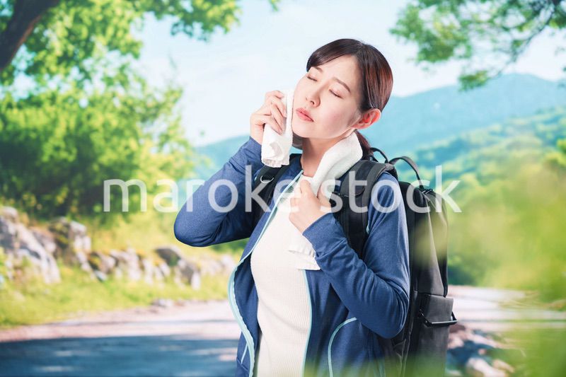 アウトドアでバテる若い女性