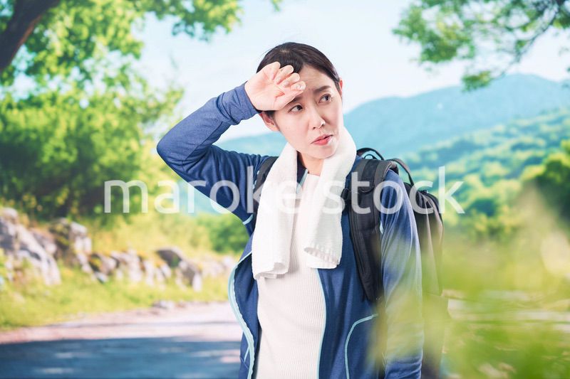 アウトドアでバテる若い女性