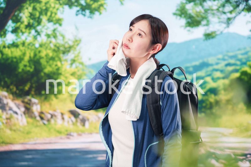 アウトドアでバテる若い女性