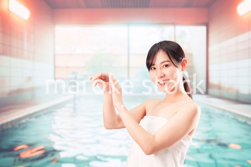 温泉でリフレッシュをする若い女性
