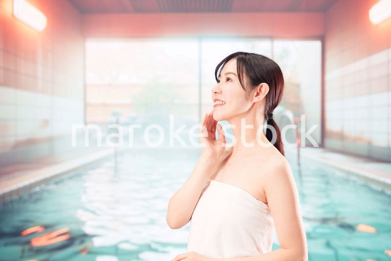 温泉でリフレッシュをする若い女性