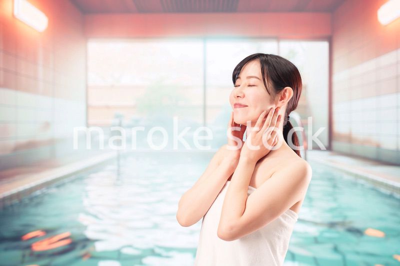 温泉でリフレッシュをする若い女性