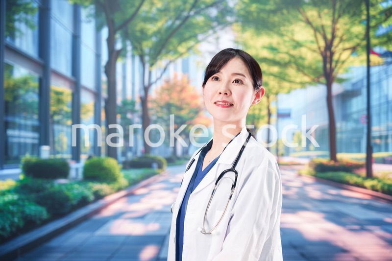 いきいきとした表情で外を歩く女性ドクター