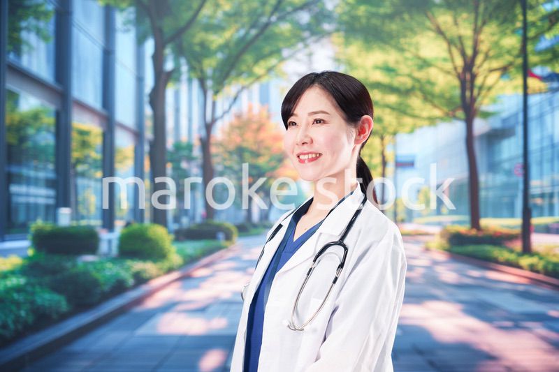 いきいきとした表情で外を歩く女性ドクター