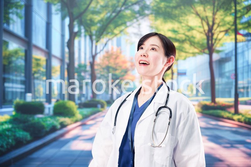 いきいきとした表情で外を歩く女性ドクター