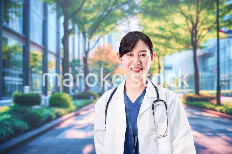 いきいきとした表情で外を歩く女性ドクター