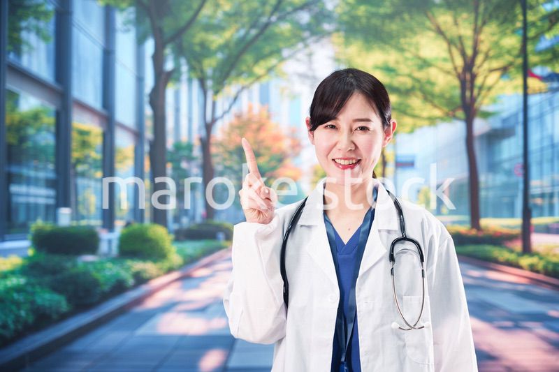 いきいきとした表情で外を歩く女性ドクター