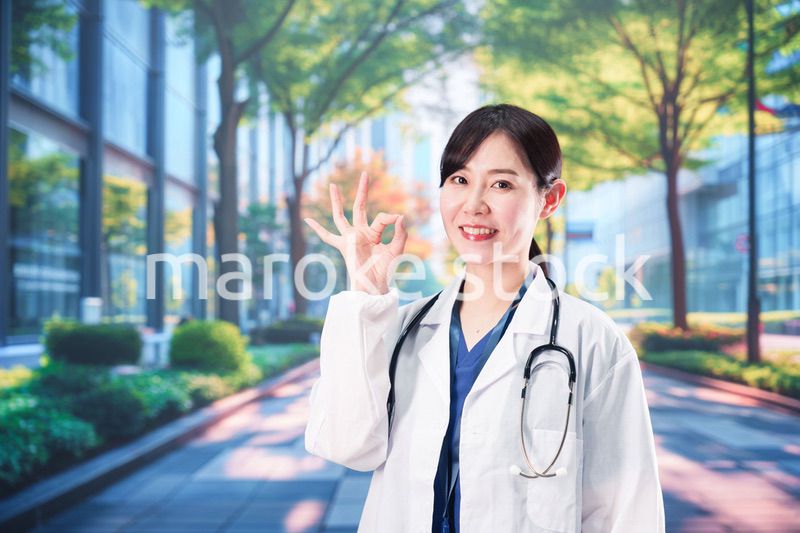 いきいきとした表情で外を歩く女性ドクター