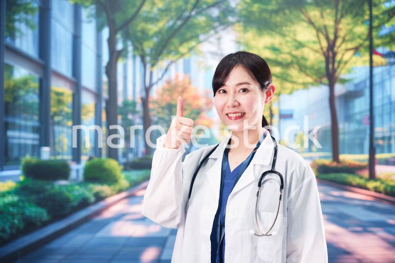 いきいきとした表情で外を歩く女性ドクター