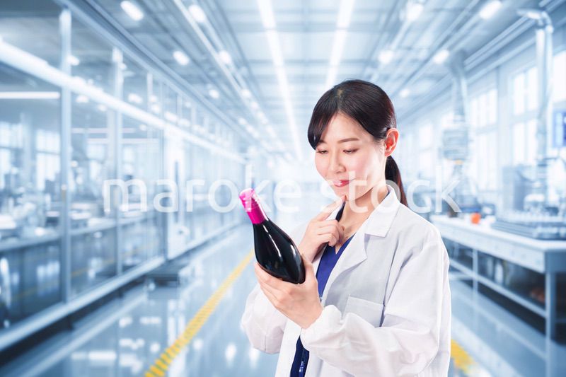 ワインの研究開発をする白衣を着た女性