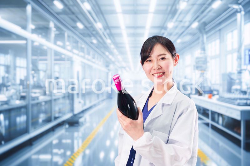 ワインの研究開発をする白衣を着た女性