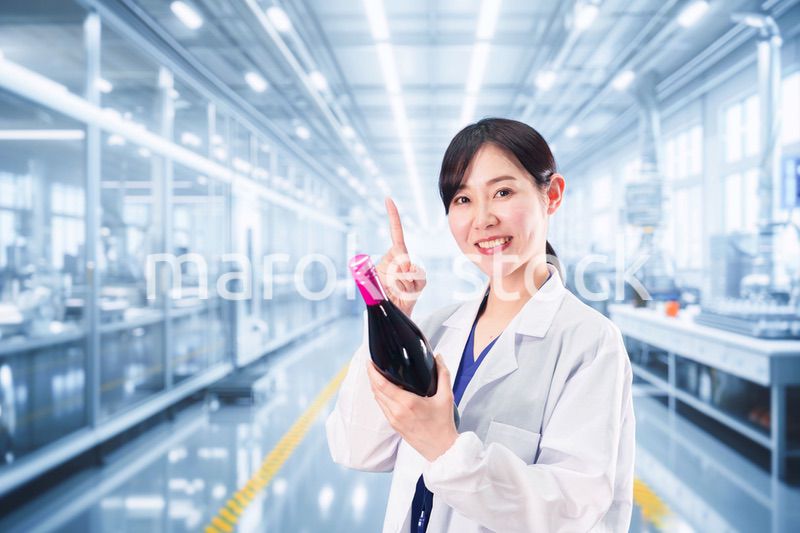 ワインの研究開発をする白衣を着た女性